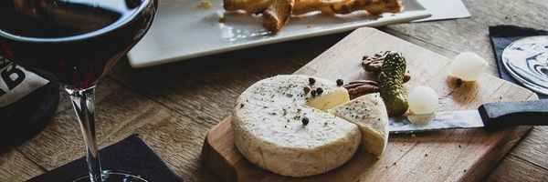 cata de vino en casa acompañada de una tabla de queso