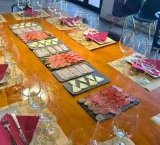 Cata de vino ecológico maridado con productos de Granada